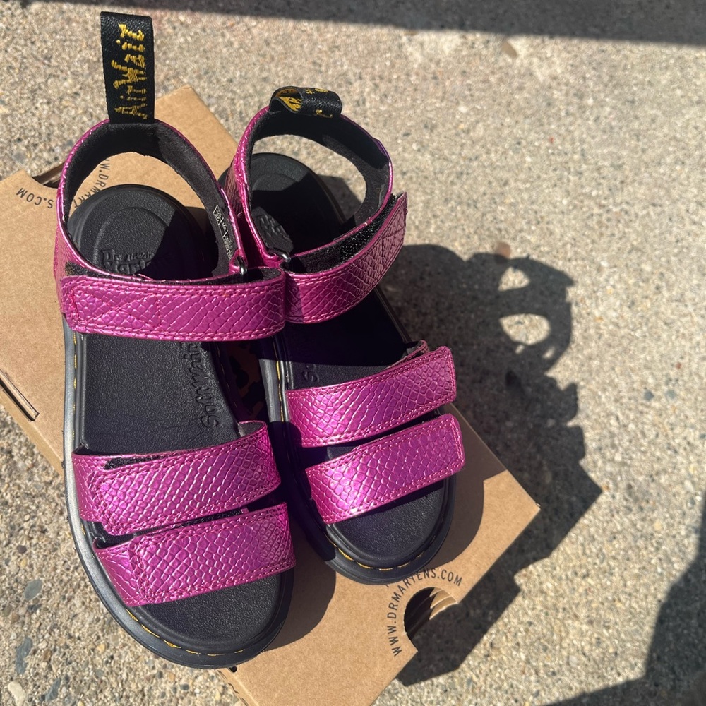 YOUTH KLAIRE REPTILE EMBOSS LEATHER STRAP SANDALS SIZE 1